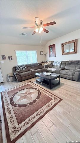 1660 W Nolte Farms, Seguin, TX 78155