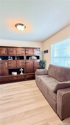 1660 W Nolte Farms, Seguin, TX 78155