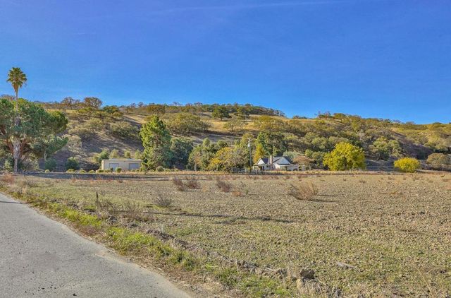 7996 Southside Road, Hollister, CA 95023