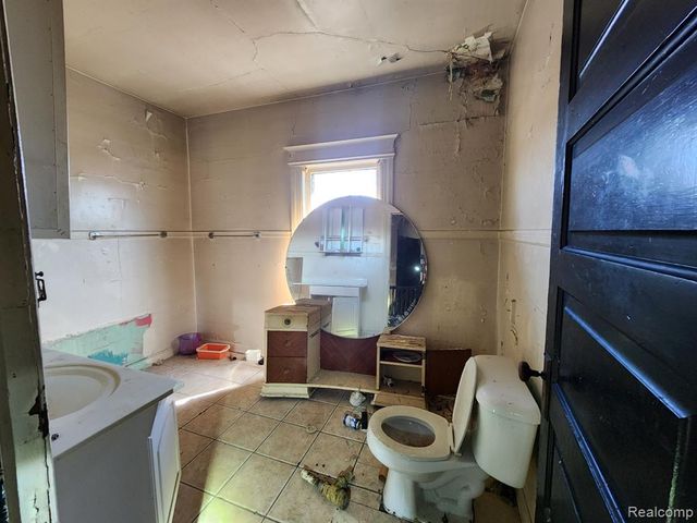 284 E Philadelphia Street, Detroit, MI 48202