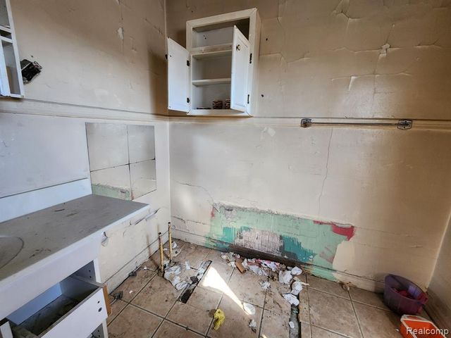 284 E Philadelphia Street, Detroit, MI 48202