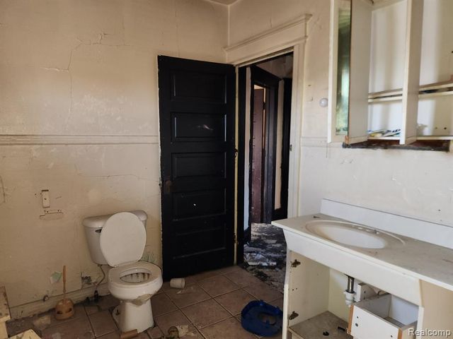 284 E Philadelphia Street, Detroit, MI 48202