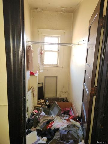 284 E Philadelphia Street, Detroit, MI 48202