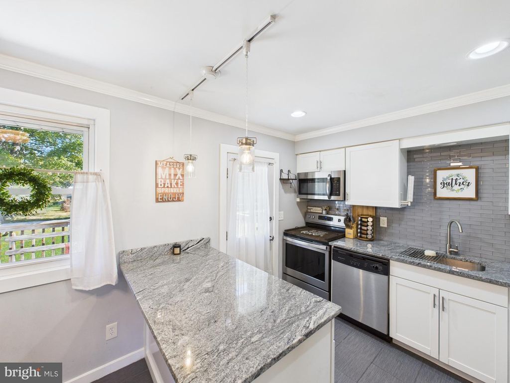 Image 11 of property listing at 319 SASSAFRAS RD, Baltimore, MD 21221