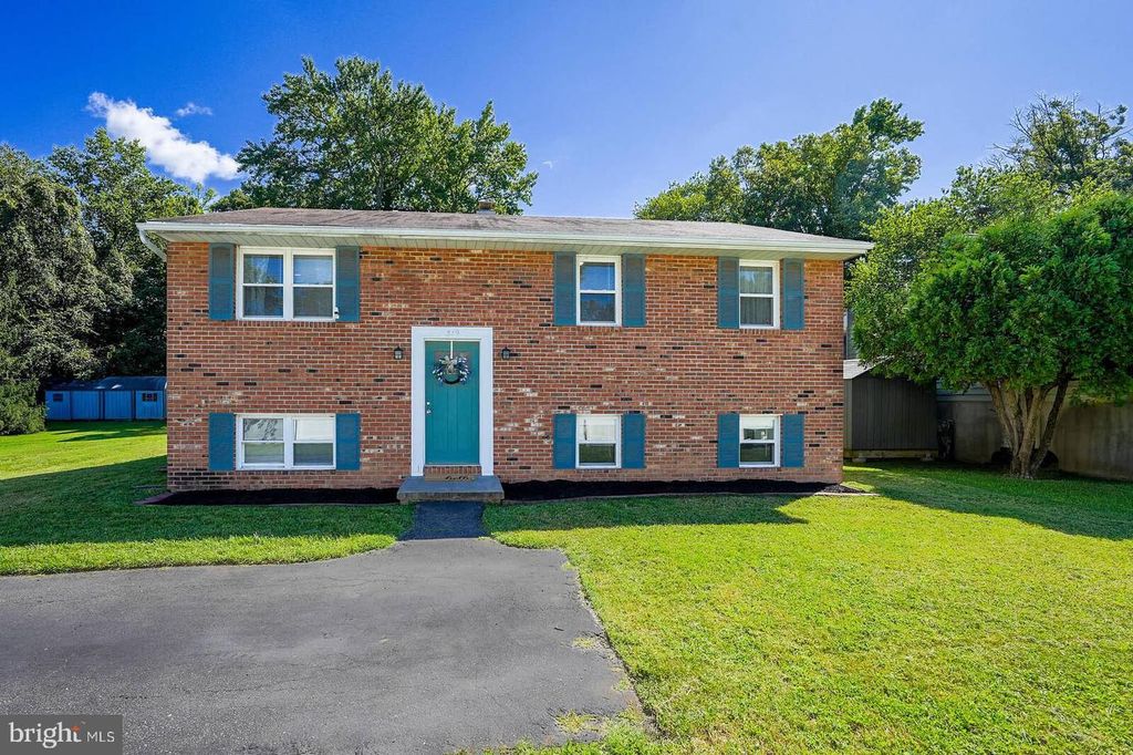 Image 2 of property listing at 319 SASSAFRAS RD, Baltimore, MD 21221