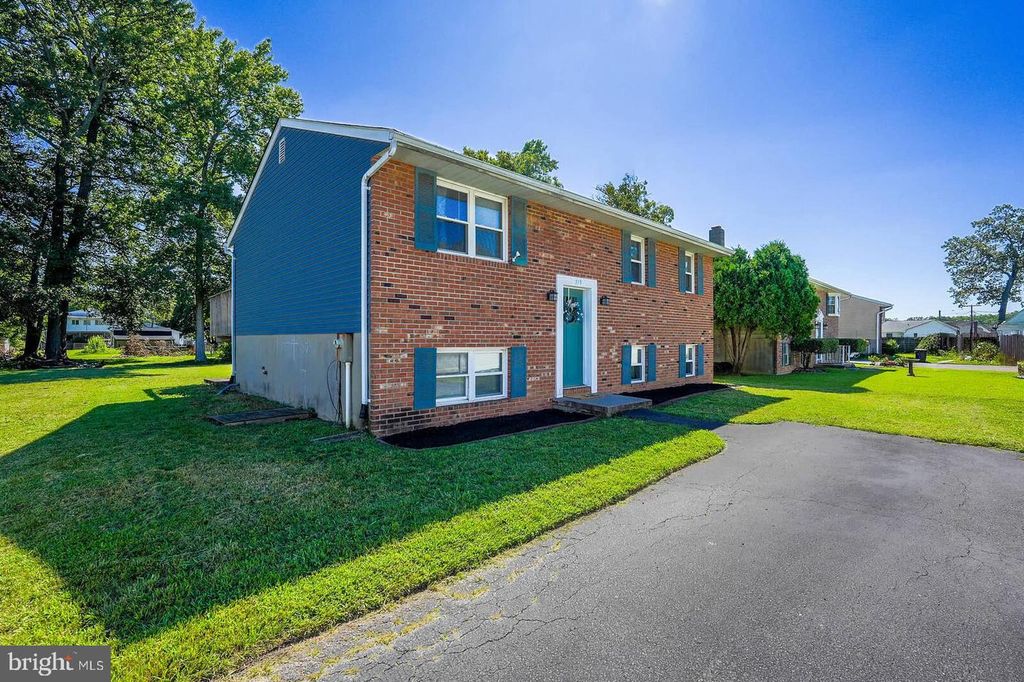 Image 3 of property listing at 319 SASSAFRAS RD, Baltimore, MD 21221