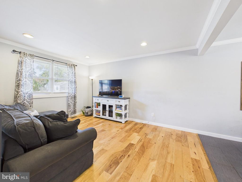 Image 5 of property listing at 319 SASSAFRAS RD, Baltimore, MD 21221