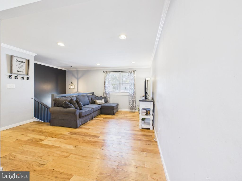 Image 6 of property listing at 319 SASSAFRAS RD, Baltimore, MD 21221