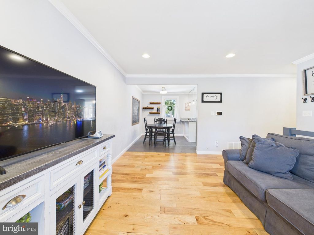 Image 7 of property listing at 319 SASSAFRAS RD, Baltimore, MD 21221