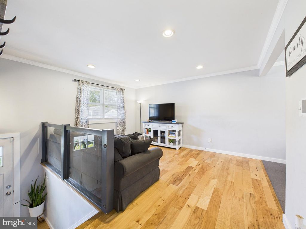 Image 8 of property listing at 319 SASSAFRAS RD, Baltimore, MD 21221