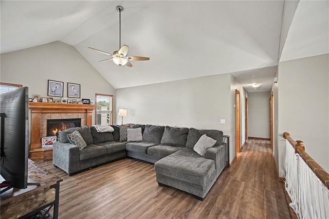 1108 E 18th Street, Kearney, MO 64060