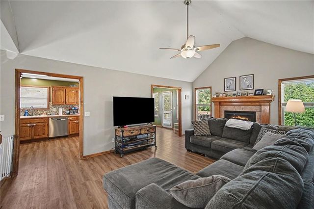 1108 E 18th Street, Kearney, MO 64060