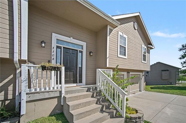 1108 E 18th Street, Kearney, MO 64060
