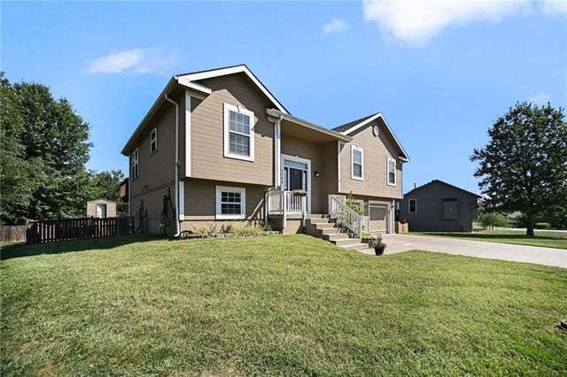 1108 E 18th Street, Kearney, MO 64060