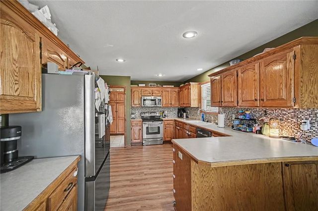 1108 E 18th Street, Kearney, MO 64060