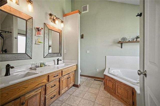 1108 E 18th Street, Kearney, MO 64060