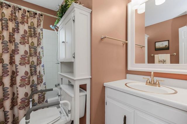 7606 NW Pampas Lane, Parkville, MO 64152