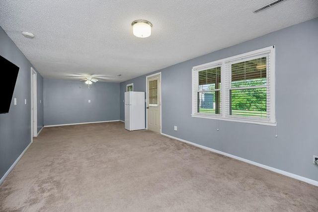 7606 NW Pampas Lane, Parkville, MO 64152