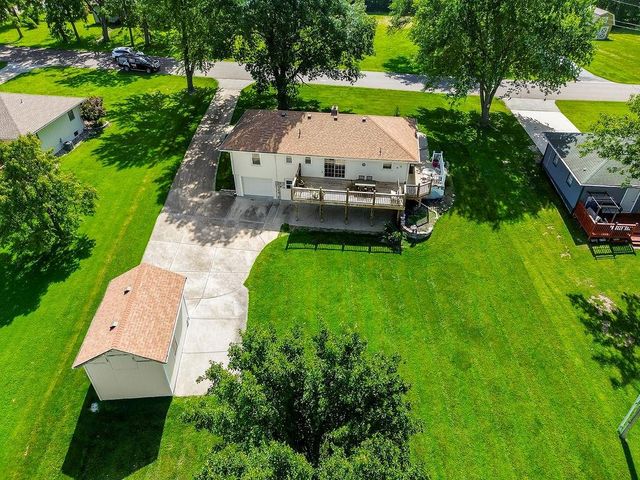 7606 NW Pampas Lane, Parkville, MO 64152