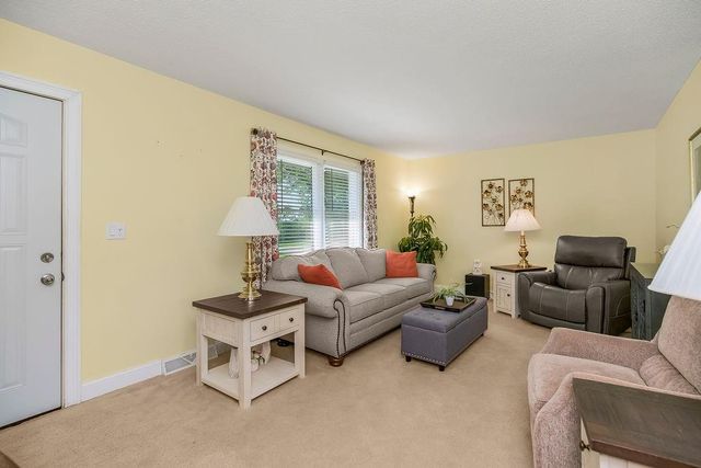7606 NW Pampas Lane, Parkville, MO 64152