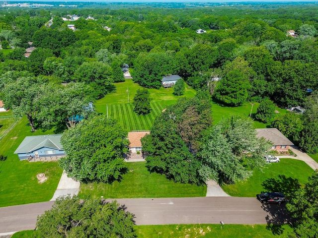 7606 NW Pampas Lane, Parkville, MO 64152