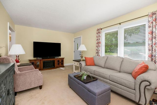 7606 NW Pampas Lane, Parkville, MO 64152