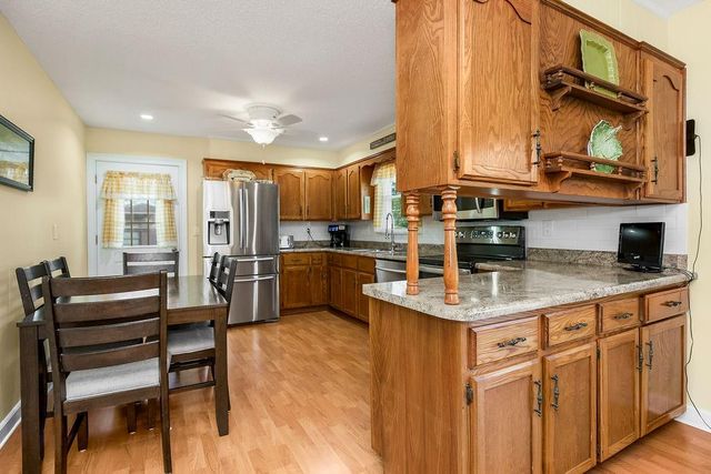 7606 NW Pampas Lane, Parkville, MO 64152