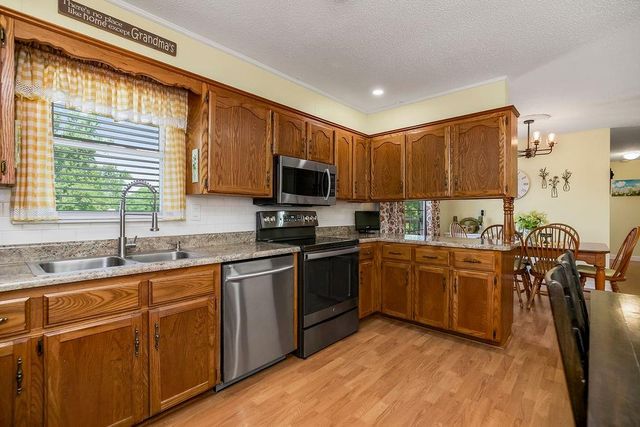 7606 NW Pampas Lane, Parkville, MO 64152
