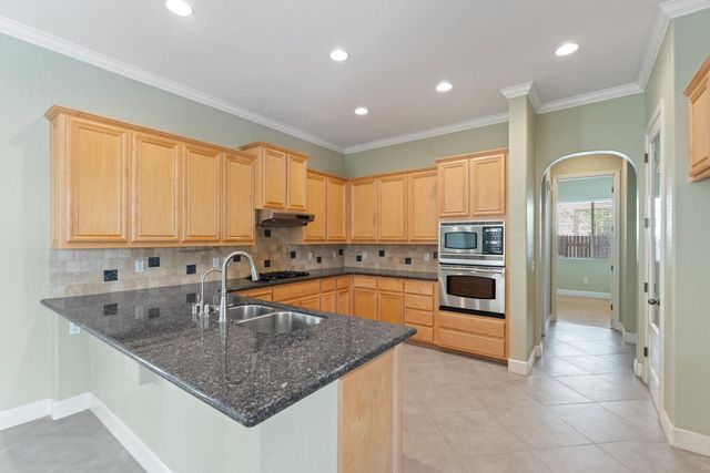1910 Charm Way, Sacramento, CA 95835