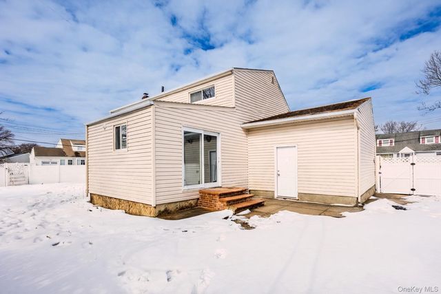 6 Maple Lane, Massapequa Park, NY 11762