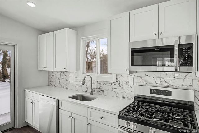 6 Maple Lane, Massapequa Park, NY 11762