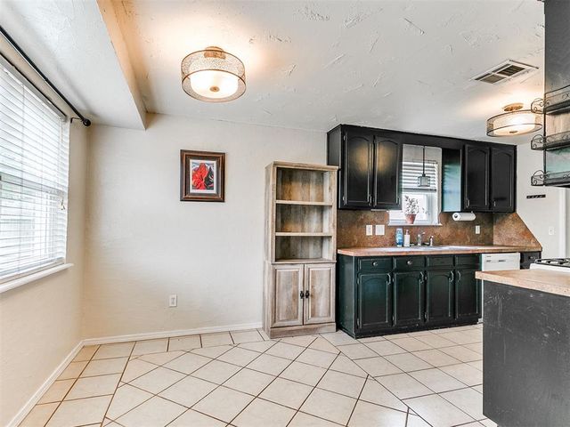 1300 Knollwood Terrace, Moore, OK 73160