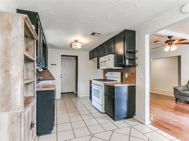 1300 Knollwood Terrace, Moore, OK 73160