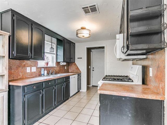 1300 Knollwood Terrace, Moore, OK 73160