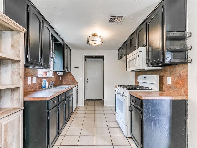 1300 Knollwood Terrace, Moore, OK 73160