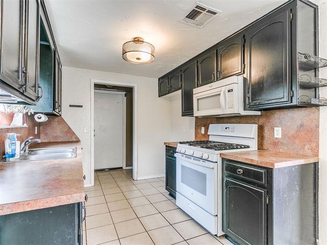 1300 Knollwood Terrace, Moore, OK 73160