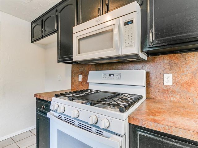 1300 Knollwood Terrace, Moore, OK 73160