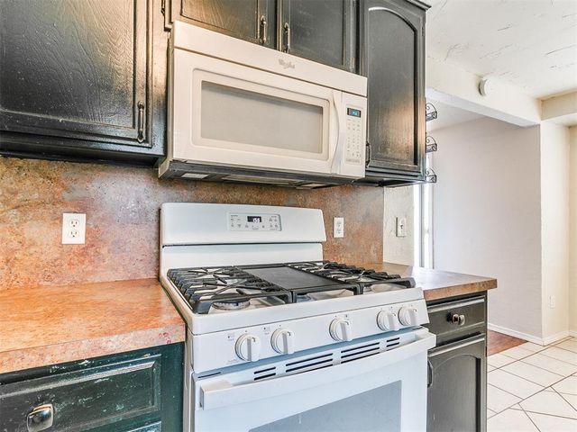 1300 Knollwood Terrace, Moore, OK 73160