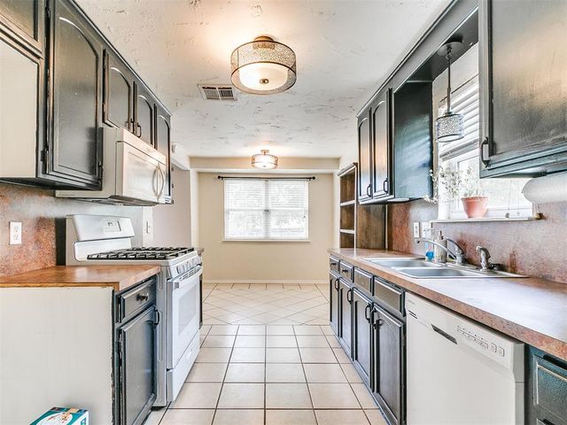 1300 Knollwood Terrace, Moore, OK 73160