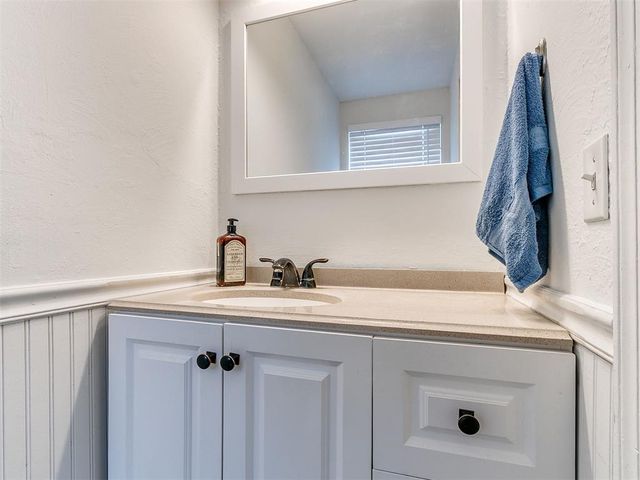 1300 Knollwood Terrace, Moore, OK 73160