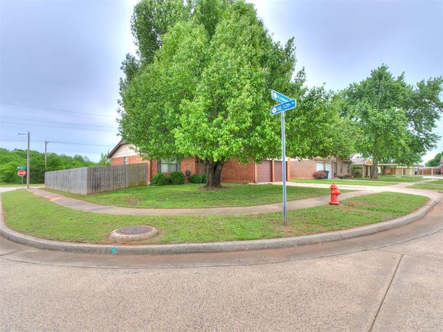 1300 Knollwood Terrace, Moore, OK 73160