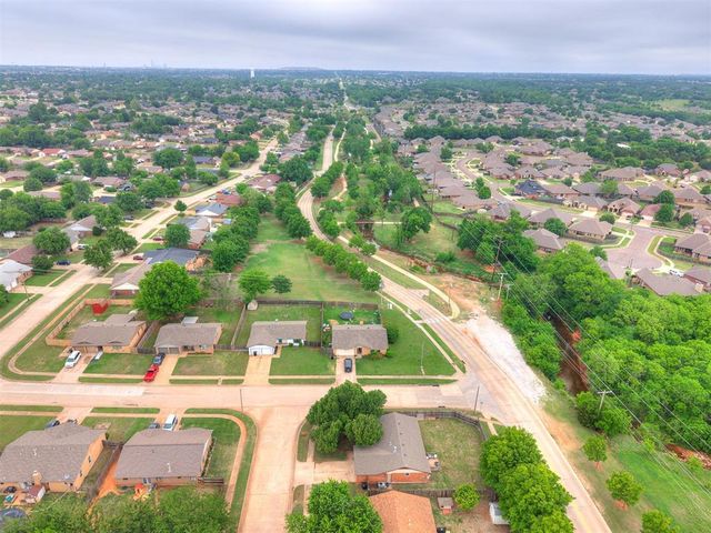 1300 Knollwood Terrace, Moore, OK 73160
