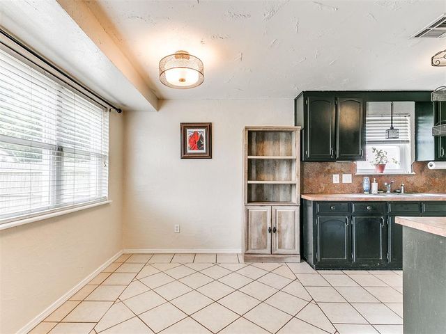 1300 Knollwood Terrace, Moore, OK 73160