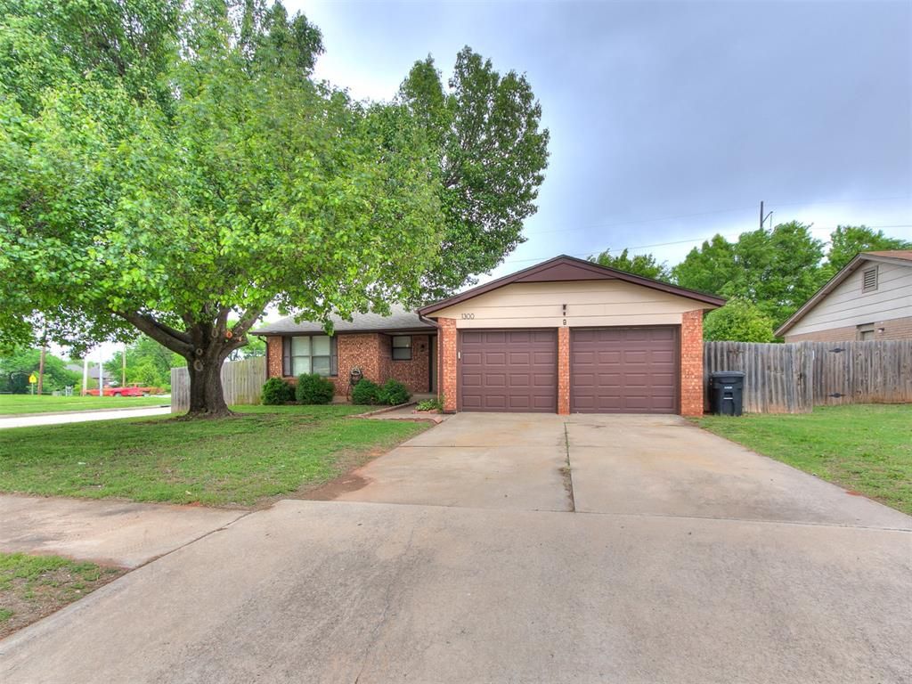 1300 Knollwood Terrace, Moore, OK 73160