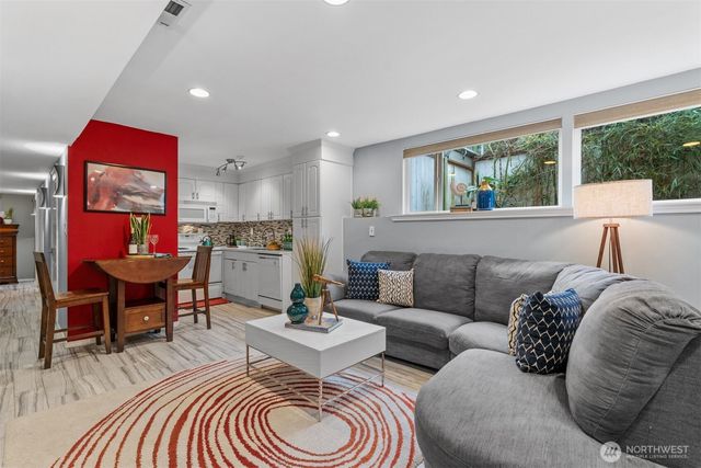 15612 38th Avenue NE, Lake Forest Park, WA 98155