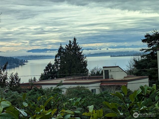 15612 38th Avenue NE, Lake Forest Park, WA 98155