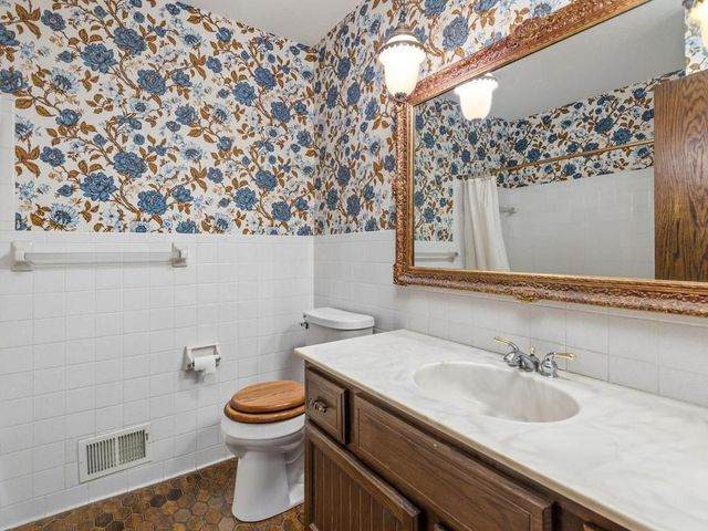 17210 13th Avenue N, Plymouth, MN 55447