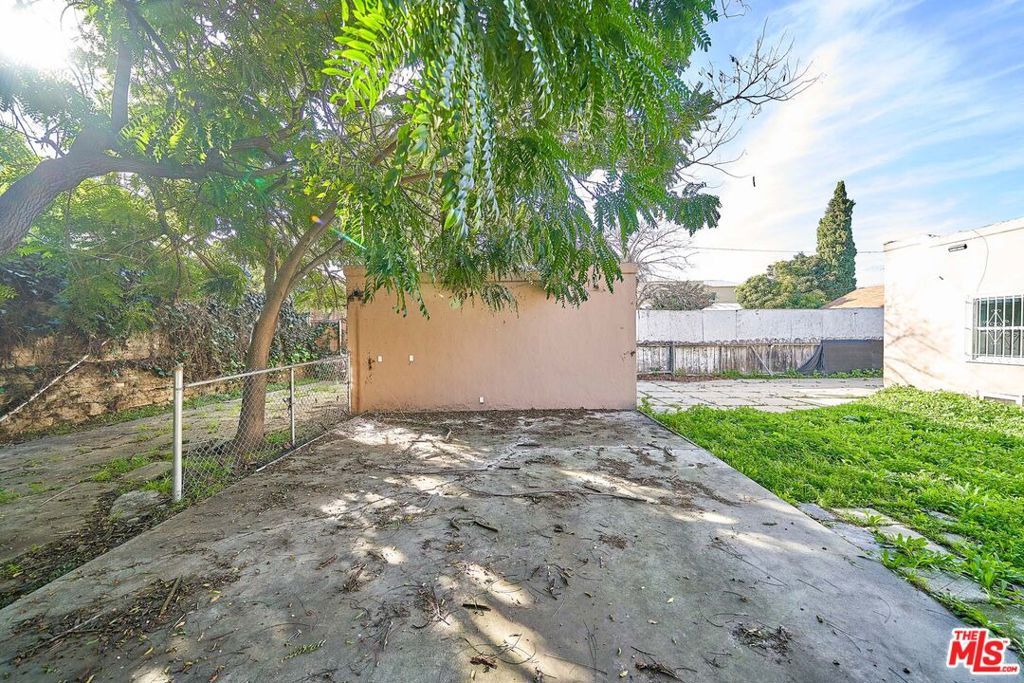 Image 12 of property listing at 3030 W 12th Place, Los Angeles, CA 90006