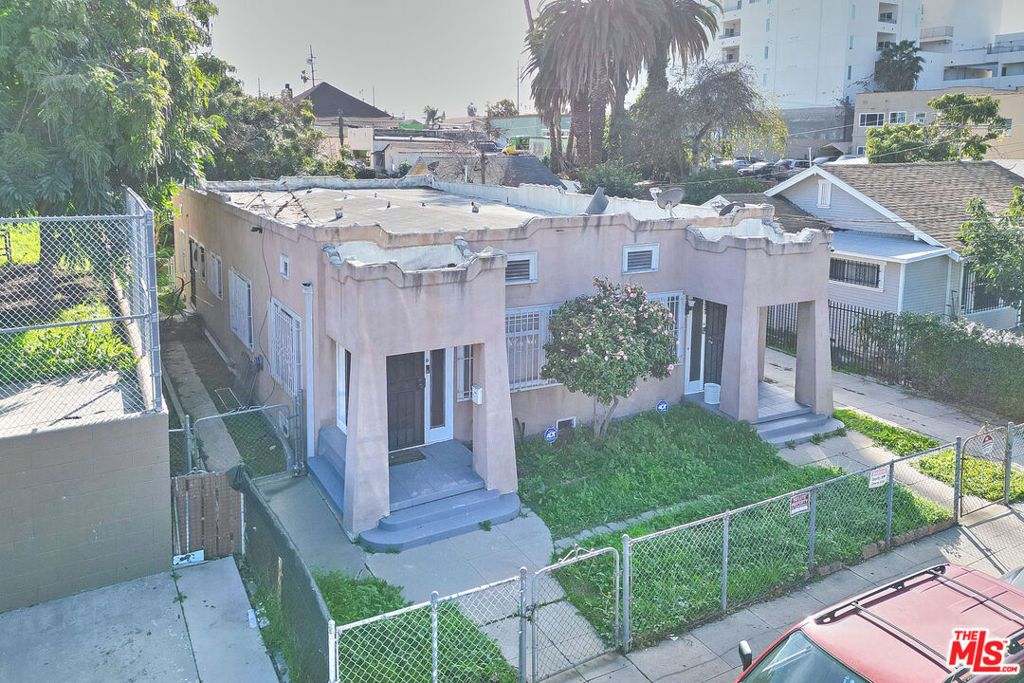 Image 15 of property listing at 3030 W 12th Place, Los Angeles, CA 90006