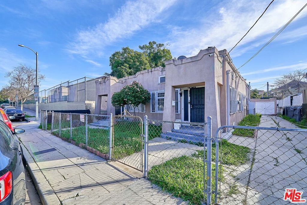 Image 4 of property listing at 3030 W 12th Place, Los Angeles, CA 90006